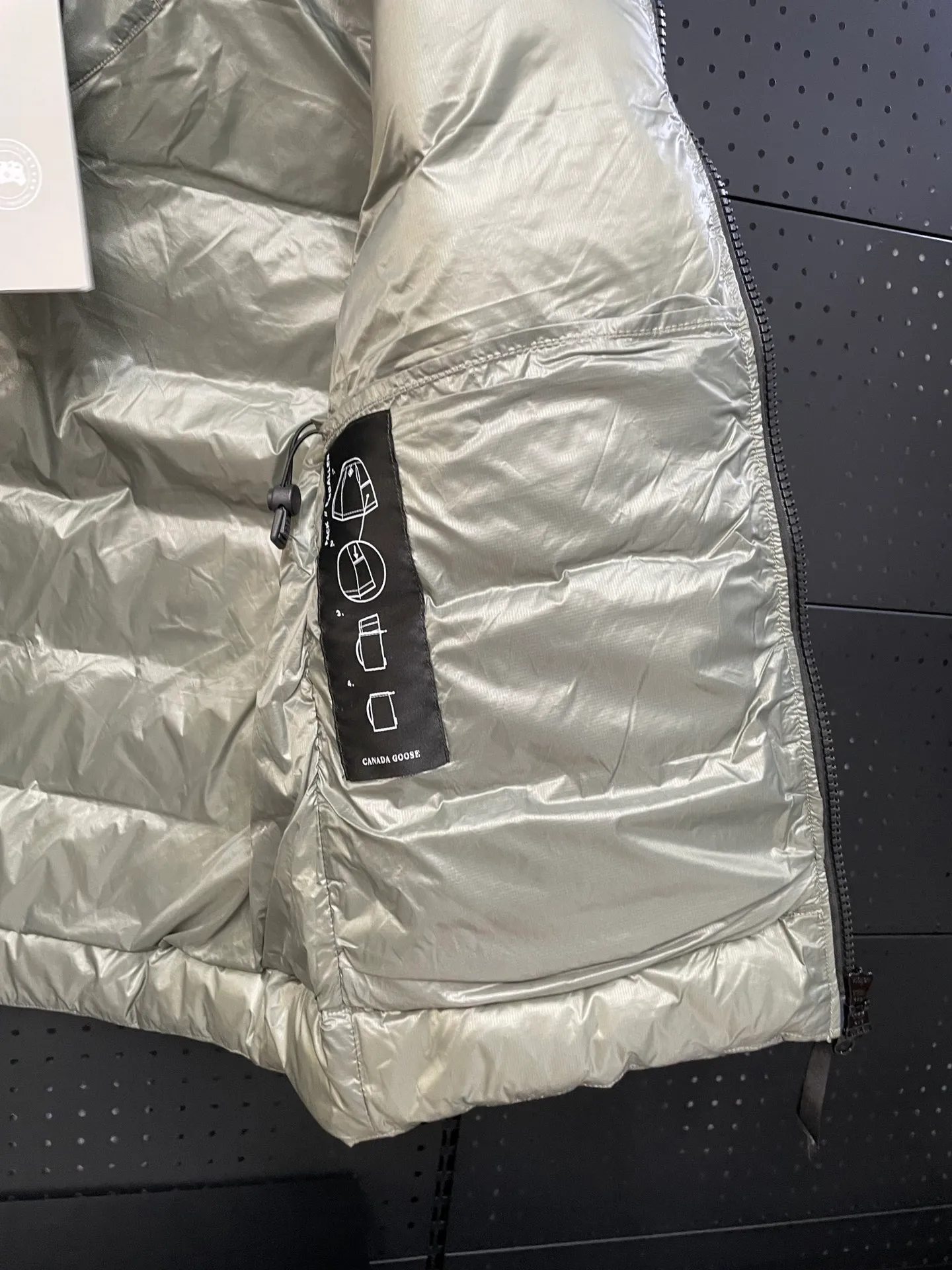 P560 Canadian brand CanadaGoose men's and women's CROFTON lightweight down vest 2229M DWR water-repellent treatment WindWall windproof fabric 700 fleece filling original mold opening details one to one production The upper body effect is stunning Exclusively available on the Xiaohongshu purchasing platform The highest version on the market Size: XS S M L XL XXL